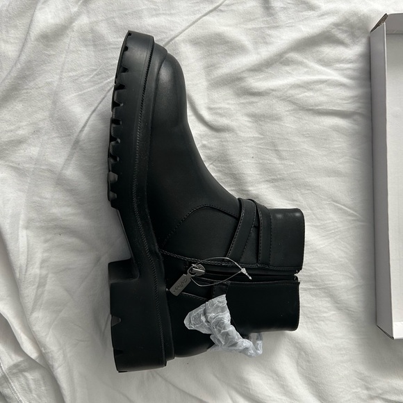 Leather, waterproof boots, NWT in women’s size 11. - Picture 2 of 4